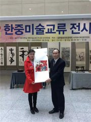 2018年画家何颖作品被韩国总统选举政策委员长洪凤九先生收藏