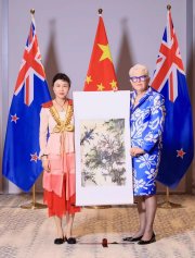 2024年何颖作品被新西兰前总理珍妮·希普利女士收藏