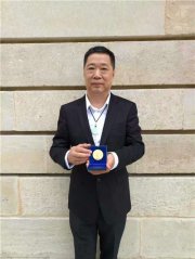 2017年法国前总理、现任参议院副议长拉法兰授予吴月霖“法兰西共和国参议院最高荣誉金质勋章”