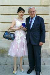 2017年法国前总理、现任参议院副议长拉法兰授予何颖“法兰西共和国参议院最高荣誉金质勋
